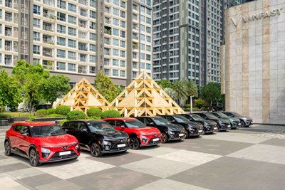 Gallery - 	Chiêm ngưỡng thực tế VinFast VF 7 Hoả Long Độc Bản